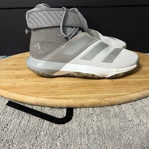 Kids adidas BE 3 basketball shoes in almost brand new condition size boys 5.5